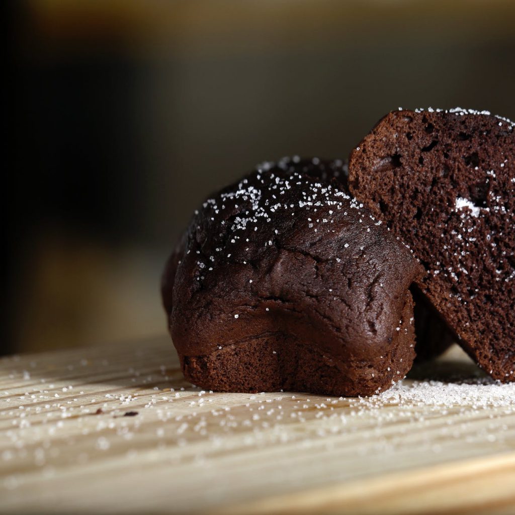 El coulant original, basado en bizcocho de chocolate relleno de ganache (mezcla de crema de nata y chocolate).