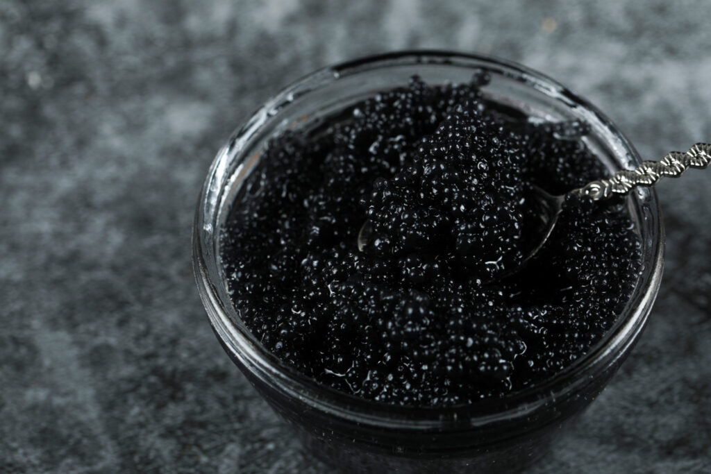 Cómo Elegir el Caviar Perfecto: Un Festín de Sabor y Distinción